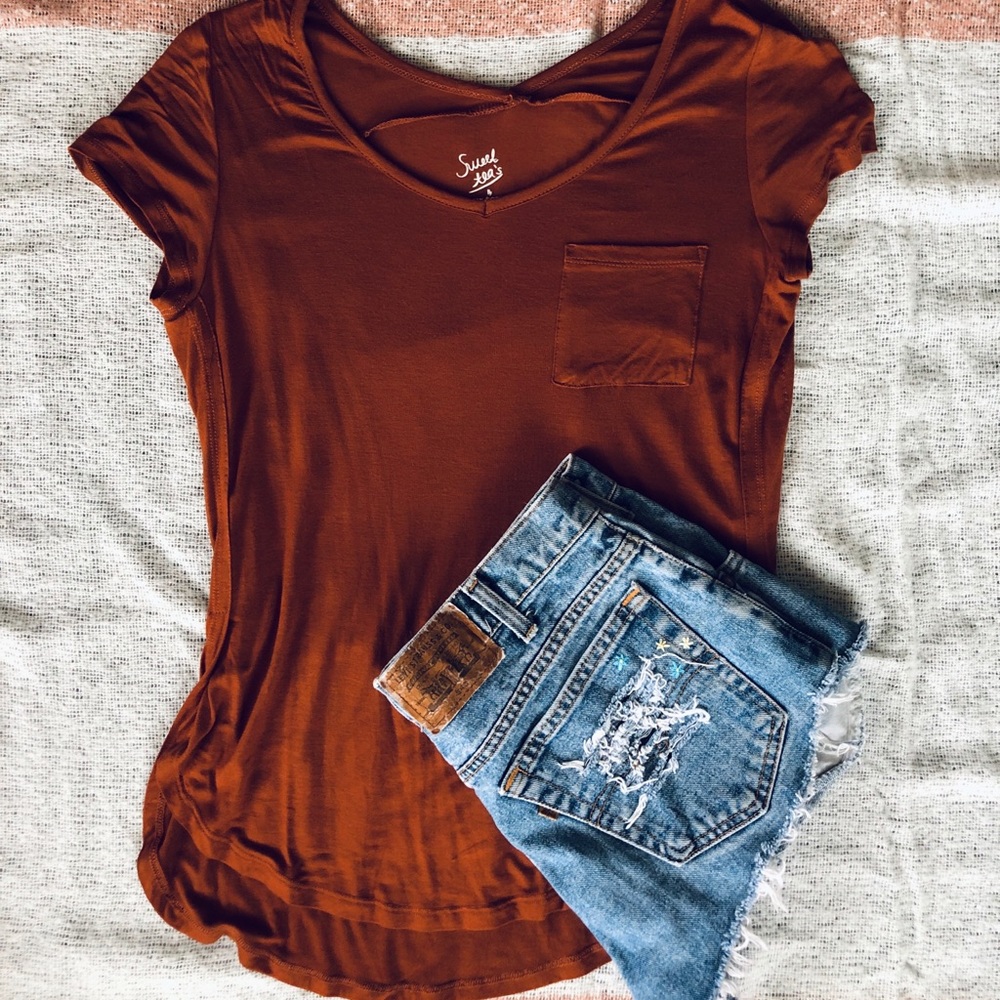 Short Sleeve High Lo Top